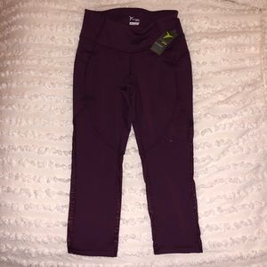 NWT Old Navy Burgundy Mesh Workout Legging - Small